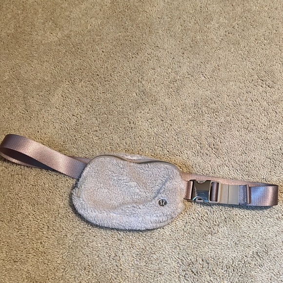 Everywhere Belt Bag 1L Fleece - Picture 2 of 6